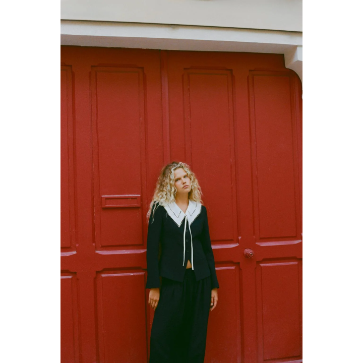 БЛЕЙЗЕР С КОНТРАСТНЫМ СЪЕМНЫМ ВОРОТНИКОМ