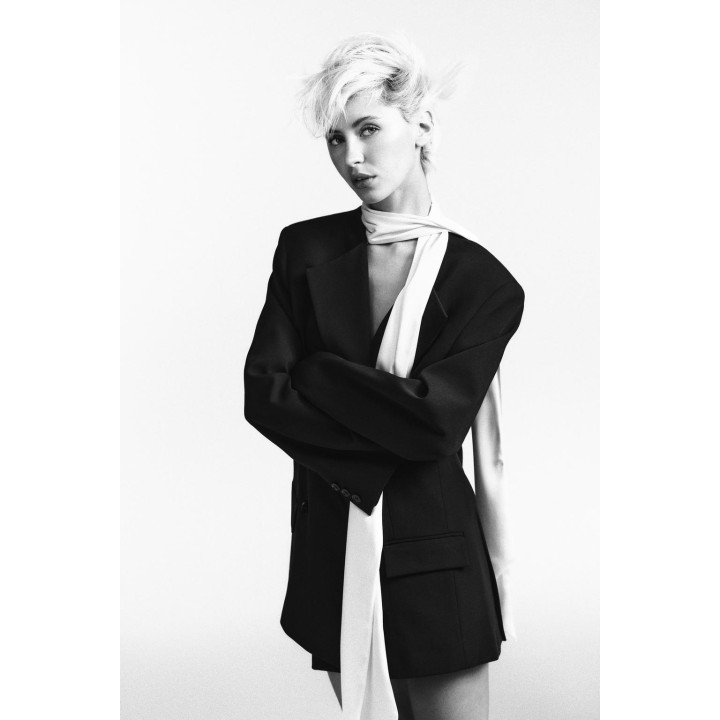 БЛЕЙЗЕР С КОНТРАСТНЫМ ПЛАТКОМ