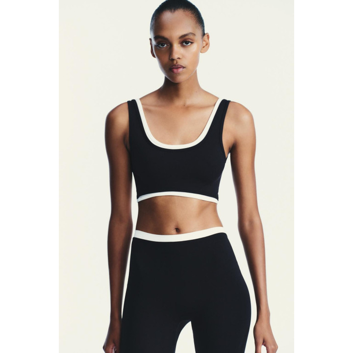 СПОРТИВНЫЙ КРОП-ТОП С ЭФФЕКТОМ ДВОЙНОГО