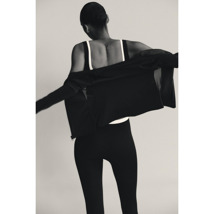 СПОРТИВНЫЙ КРОП-ТОП С ЭФФЕКТОМ ДВОЙНОГО