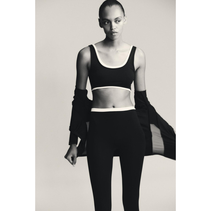 СПОРТИВНЫЙ КРОП-ТОП С ЭФФЕКТОМ ДВОЙНОГО