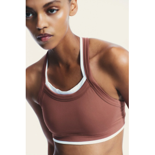 СПОРТИВНЫЙ ТОП С ЭФФЕКТОМ ДВОЙНОГО