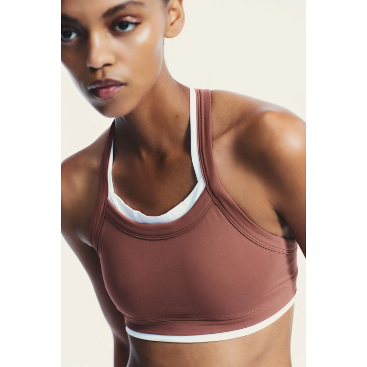 СПОРТИВНЫЙ ТОП С ЭФФЕКТОМ ДВОЙНОГО