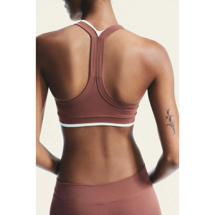 СПОРТИВНЫЙ ТОП С ЭФФЕКТОМ ДВОЙНОГО