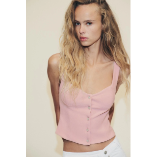 ТОП ИЗ КРЕПА С ПУГОВИЦЕЙ-УКРАШЕНИЕМ