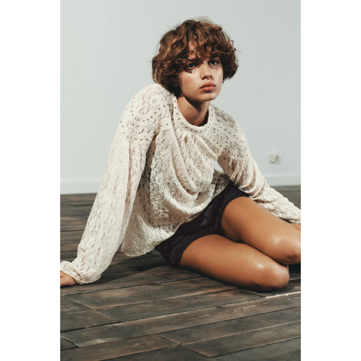 ТОП С КРУЖЕВОМ И ЗАКЛЕПКАМИ