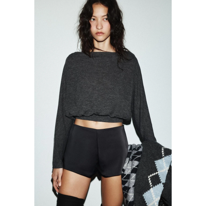 МЯГКИЙ СВИТЕР С ДЛИННЫМИ РУКАВАМИ