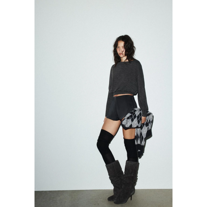 МЯГКИЙ СВИТЕР С ДЛИННЫМИ РУКАВАМИ