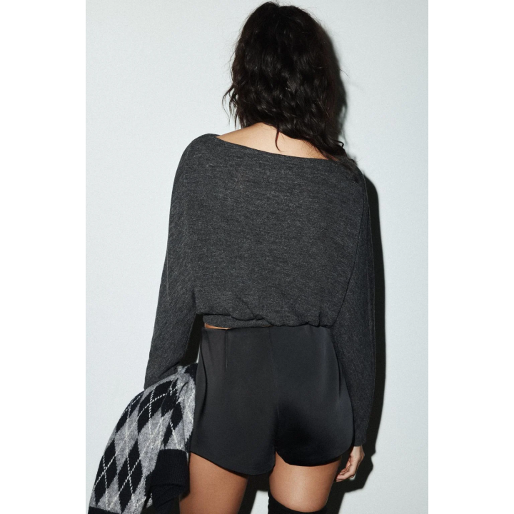 МЯГКИЙ СВИТЕР С ДЛИННЫМИ РУКАВАМИ