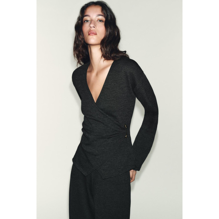 ТОП С БРОШЬЮ СБОКУ