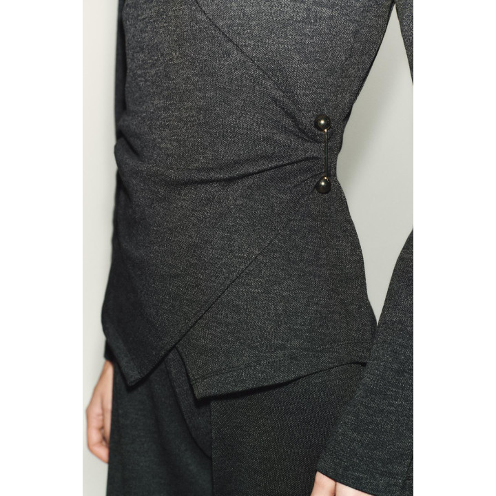 ТОП С БРОШЬЮ СБОКУ