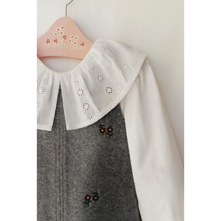 САРАФАН РЕЛЬЕФНОЙ СТРУКТУРЫ С ВЫШИТЫМИ ЦВЕТАМИ