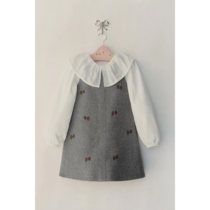 САРАФАН РЕЛЬЕФНОЙ СТРУКТУРЫ С ВЫШИТЫМИ ЦВЕТАМИ