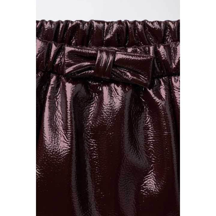 ЮБКА-ШОРТЫ ИЗ ЛАКОВОЙ КОЖИ С БАНТОМ