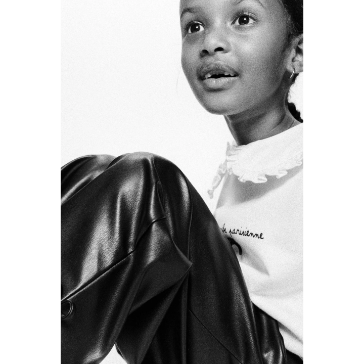 ПРЯМЫЕ БРЮКИ ПОД КОЖУ С ЛЕНТАМИ