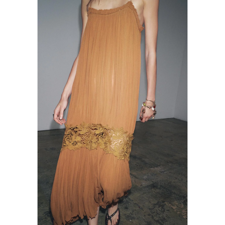 ЖАТОЕ ПЛАТЬЕ С ВЫШИВКОЙ — ZW COLLECTION