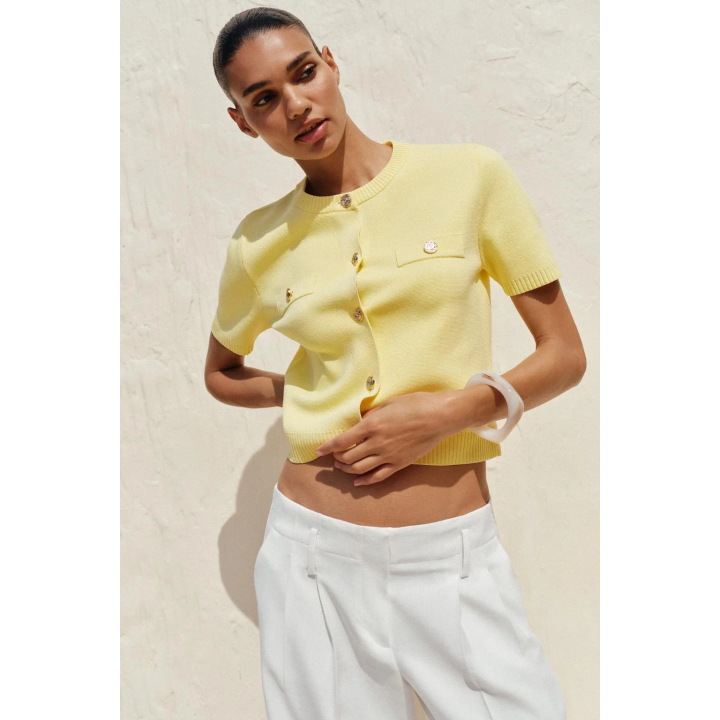 ТРИКОТАЖНЫЙ ТОП С КОРОТКИМИ РУКАВАМИ И ВЫШИВКОЙ