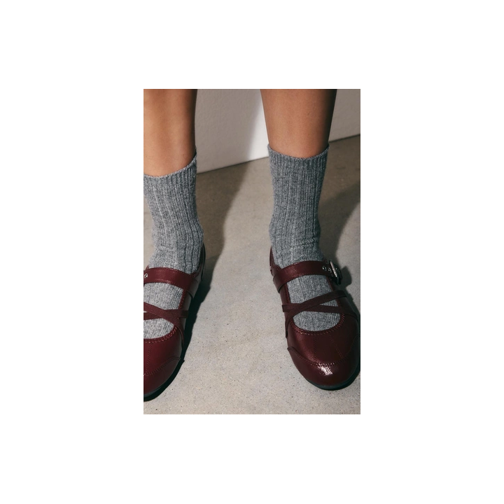 БАЛЕТКИ ИЗ ЛАКИРОВАННОЙ ИСКУССТВЕННОЙ КОЖИ С ПРЯЖКАМИ