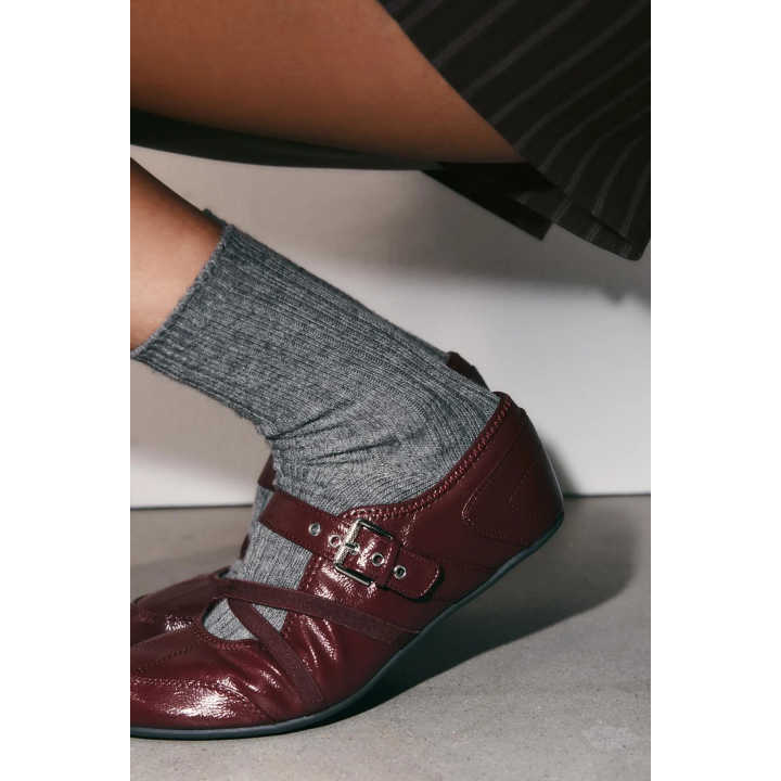 БАЛЕТКИ ИЗ ЛАКИРОВАННОЙ ИСКУССТВЕННОЙ КОЖИ С ПРЯЖКАМИ