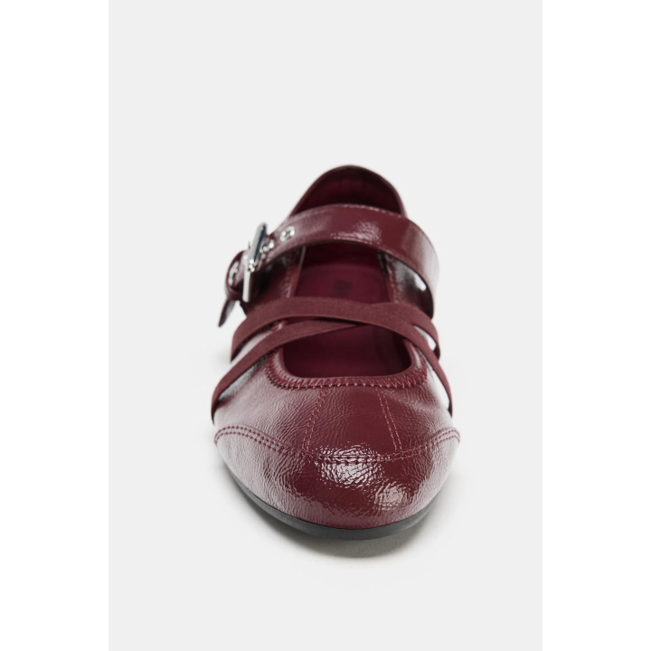 БАЛЕТКИ ИЗ ЛАКИРОВАННОЙ ИСКУССТВЕННОЙ КОЖИ С ПРЯЖКАМИ