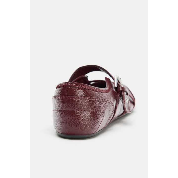 БАЛЕТКИ ИЗ ЛАКИРОВАННОЙ ИСКУССТВЕННОЙ КОЖИ С ПРЯЖКАМИ