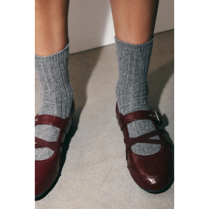 БАЛЕТКИ ИЗ ЛАКИРОВАННОЙ ИСКУССТВЕННОЙ КОЖИ С ПРЯЖКАМИ