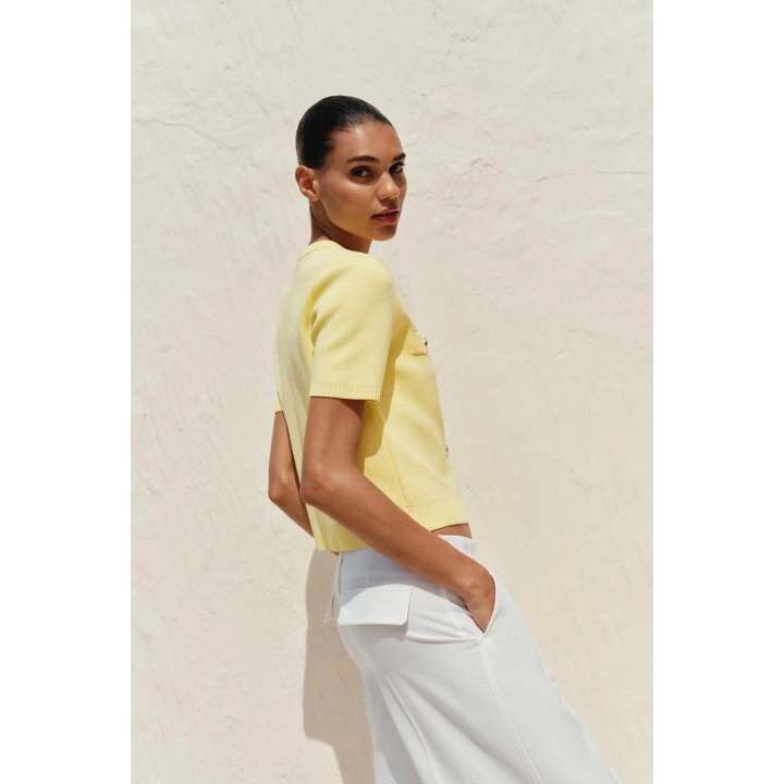 ТРИКОТАЖНЫЙ ТОП С КОРОТКИМИ РУКАВАМИ И ВЫШИВКОЙ