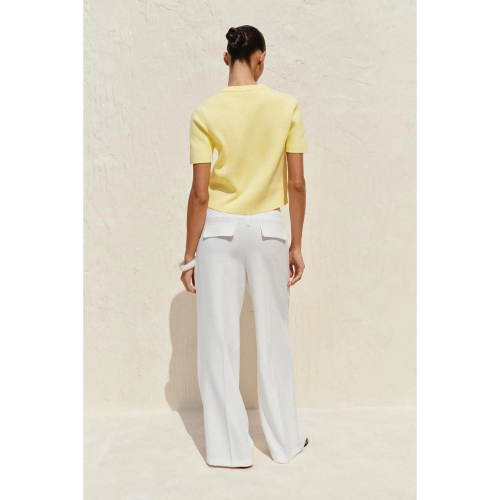 ТРИКОТАЖНЫЙ ТОП С КОРОТКИМИ РУКАВАМИ И ВЫШИВКОЙ