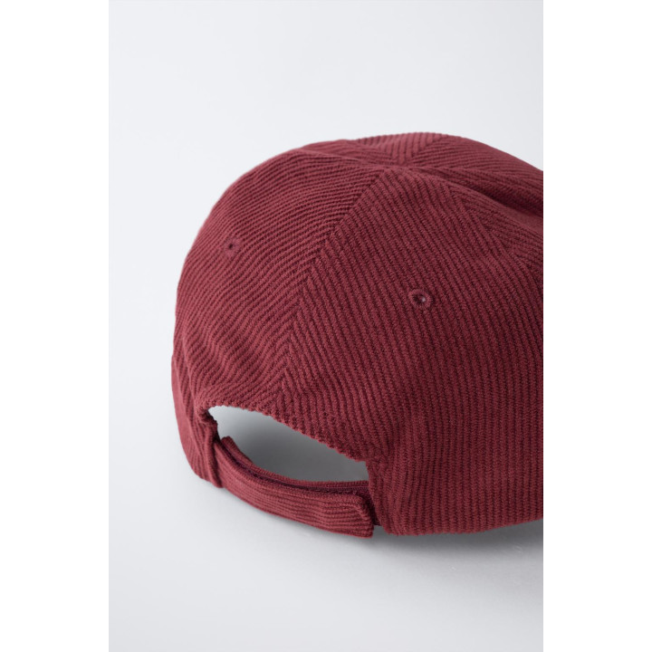 Бейсболка из вельвета с инициалом