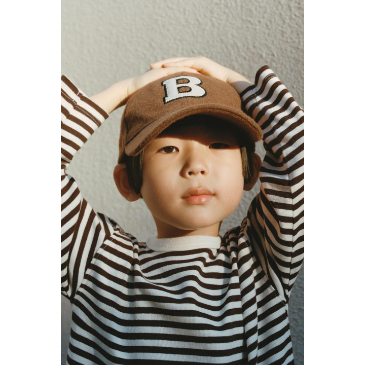 Кепка из ткани с инициалом