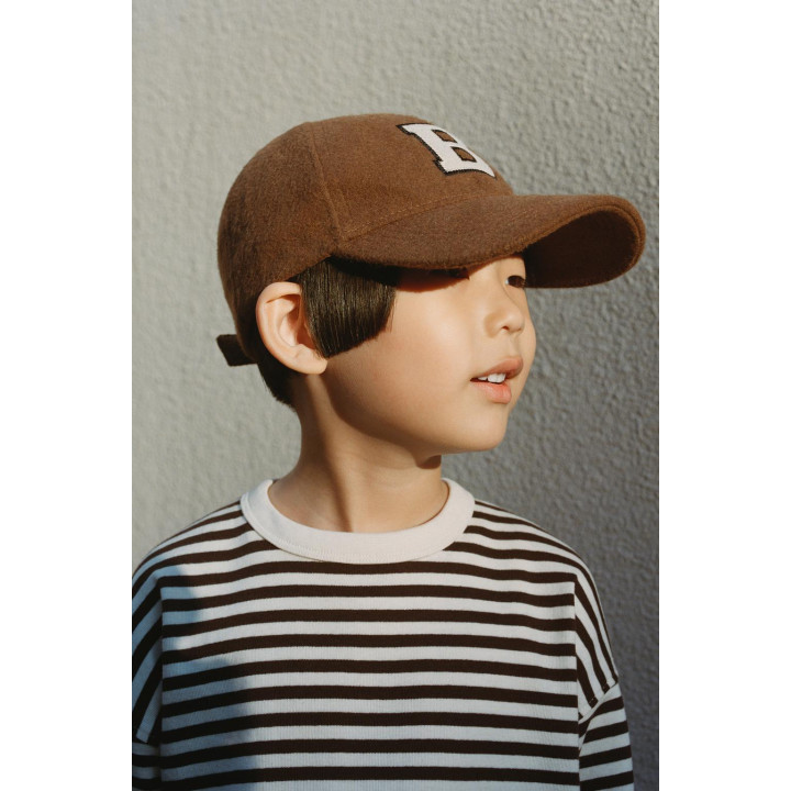 Кепка из ткани с инициалом