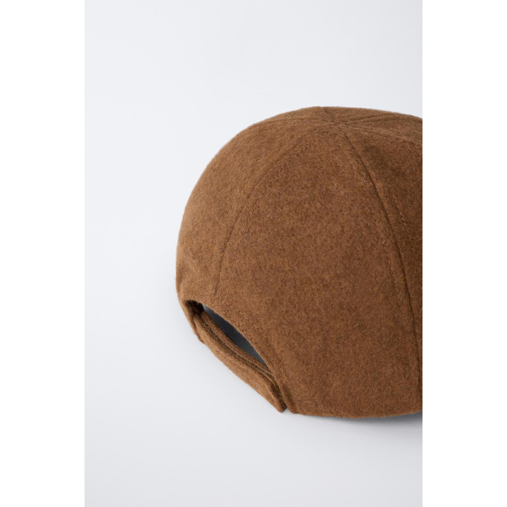 Кепка из ткани с инициалом