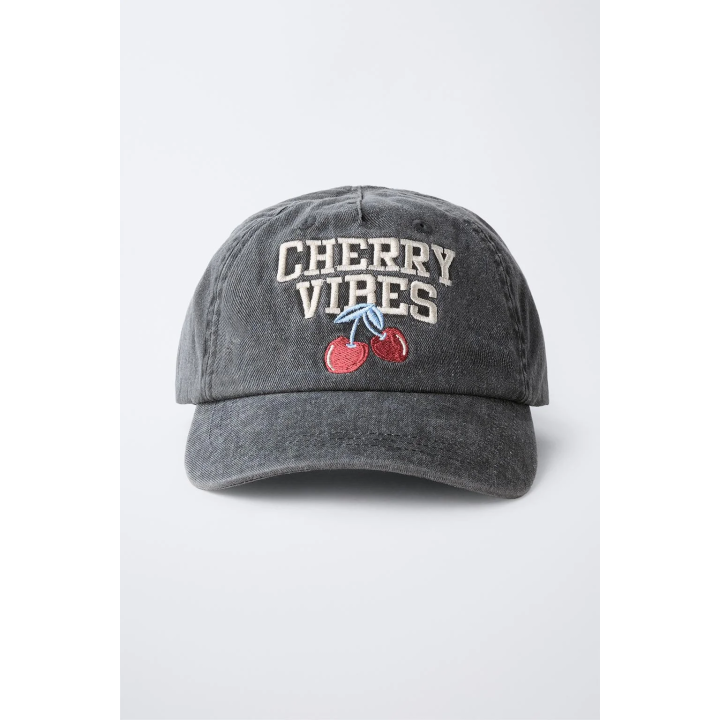 КЕПКА С ЭФФЕКТОМ ПОТЕРТОСТИ И ВЫШИВКОЙ «ВИШНЯ»