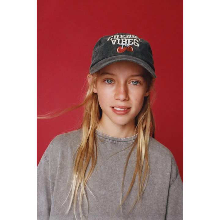 КЕПКА С ЭФФЕКТОМ ПОТЕРТОСТИ И ВЫШИВКОЙ «ВИШНЯ»