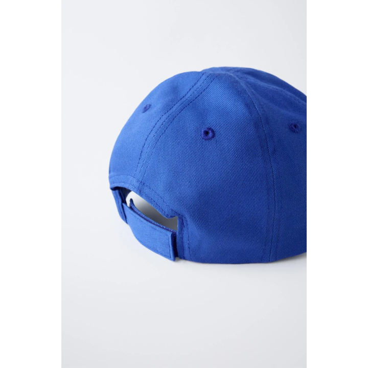 Кепка с вышитой инициалкой