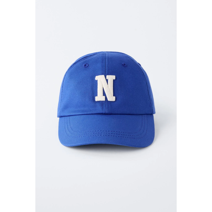 Кепка с вышитой инициалкой