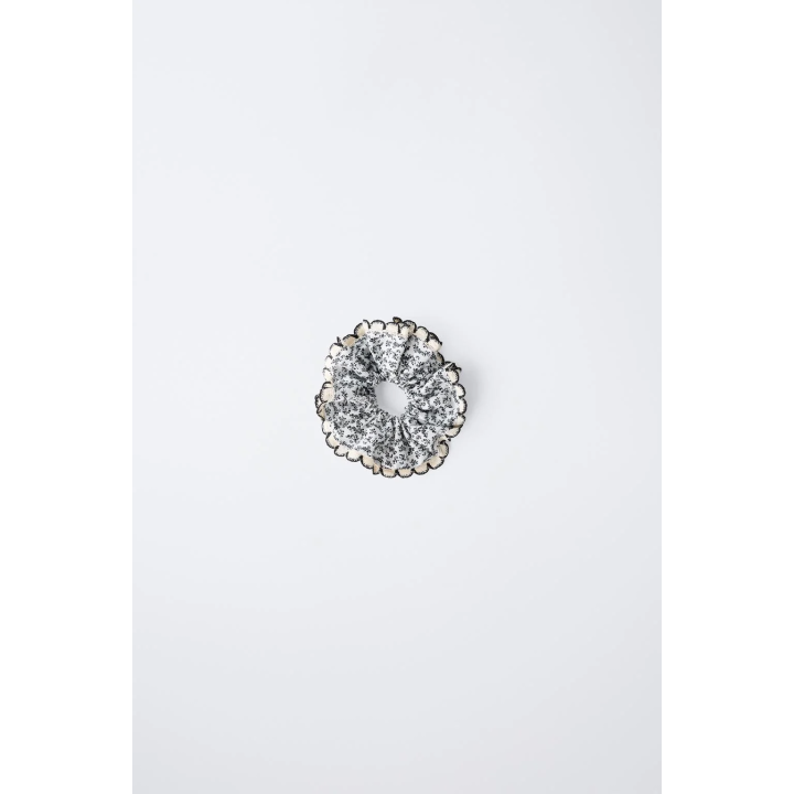 БОЛЬШАЯ РЕЗИНКА ДЛЯ ВОЛОС С ЦВЕТАМИ И КРУЖЕВОМ КРОШЕ