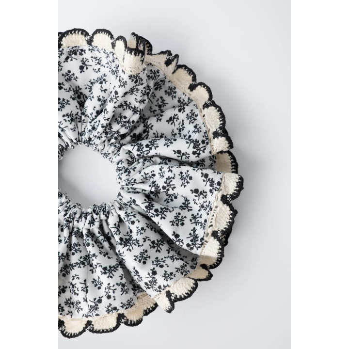 БОЛЬШАЯ РЕЗИНКА ДЛЯ ВОЛОС С ЦВЕТАМИ И КРУЖЕВОМ КРОШЕ