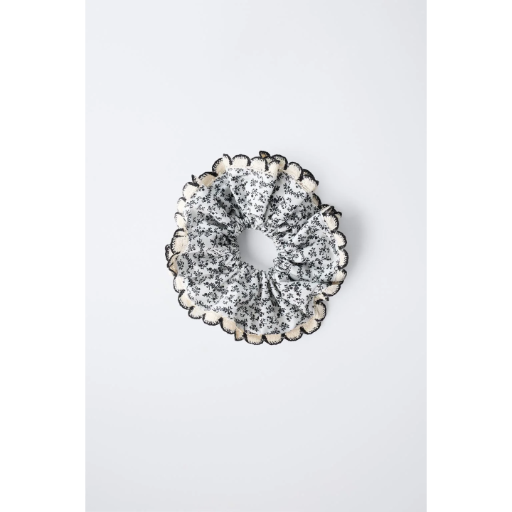 БОЛЬШАЯ РЕЗИНКА ДЛЯ ВОЛОС С ЦВЕТАМИ И КРУЖЕВОМ КРОШЕ