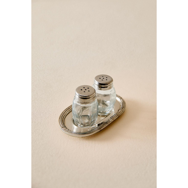 Набор солонка и перечница с подносом