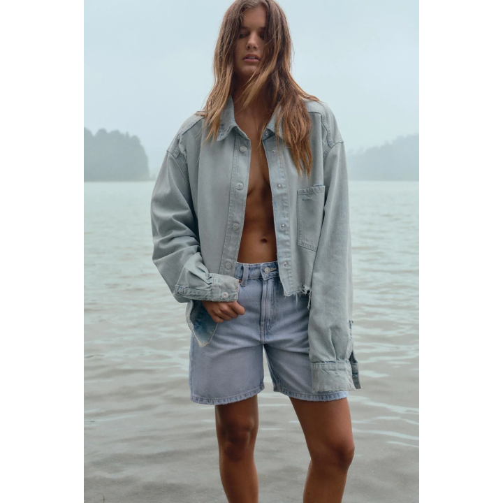 ДЖИНСОВЫЕ ШОРТЫ TRF СО СРЕДНЕЙ ПОСАДКОЙ