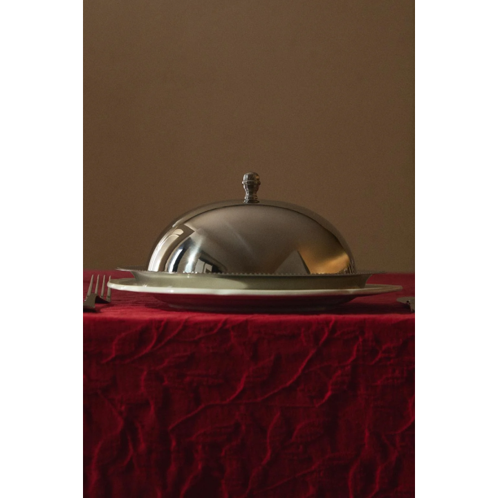 Поднос с стальным куполом