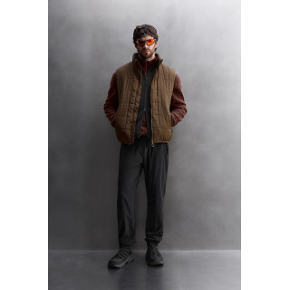 УТЕПЛЕННЫЙ ЖИЛЕТ ИЗ ВЫСОКОТЕХНОЛОГИЧНОЙ ТКАНИ