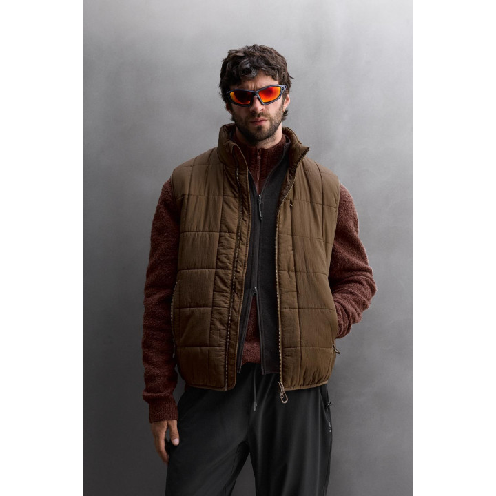 УТЕПЛЕННЫЙ ЖИЛЕТ ИЗ ВЫСОКОТЕХНОЛОГИЧНОЙ ТКАНИ