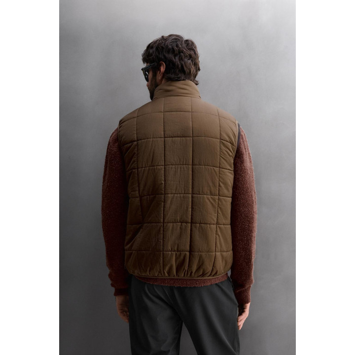 УТЕПЛЕННЫЙ ЖИЛЕТ ИЗ ВЫСОКОТЕХНОЛОГИЧНОЙ ТКАНИ