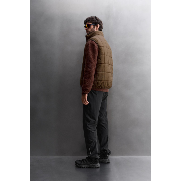 УТЕПЛЕННЫЙ ЖИЛЕТ ИЗ ВЫСОКОТЕХНОЛОГИЧНОЙ ТКАНИ