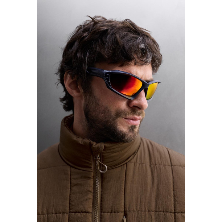 УТЕПЛЕННЫЙ ЖИЛЕТ ИЗ ВЫСОКОТЕХНОЛОГИЧНОЙ ТКАНИ