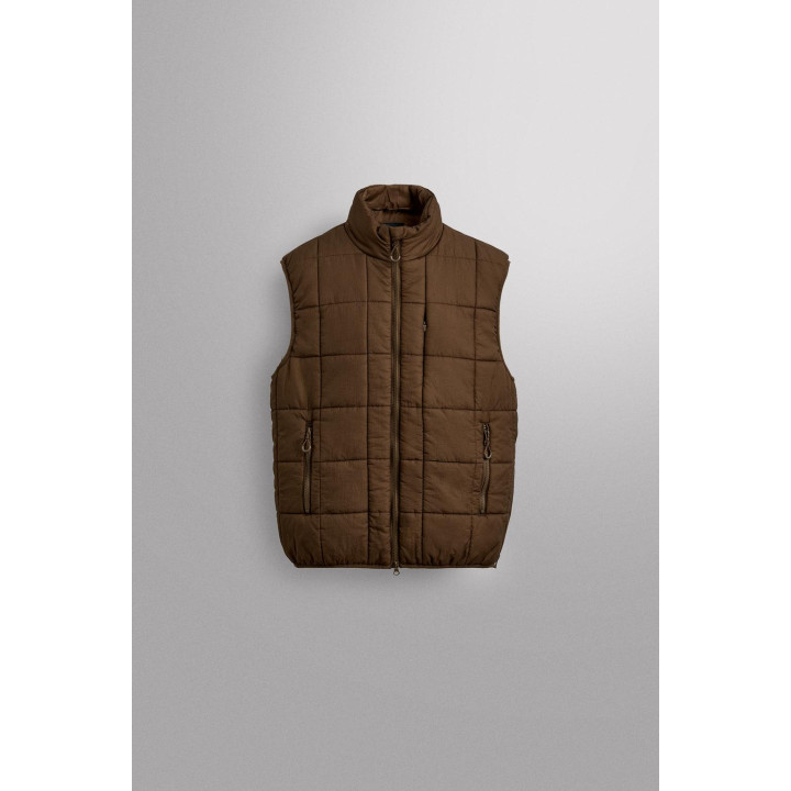 УТЕПЛЕННЫЙ ЖИЛЕТ ИЗ ВЫСОКОТЕХНОЛОГИЧНОЙ ТКАНИ