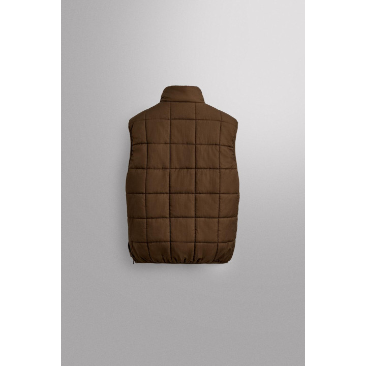 УТЕПЛЕННЫЙ ЖИЛЕТ ИЗ ВЫСОКОТЕХНОЛОГИЧНОЙ ТКАНИ