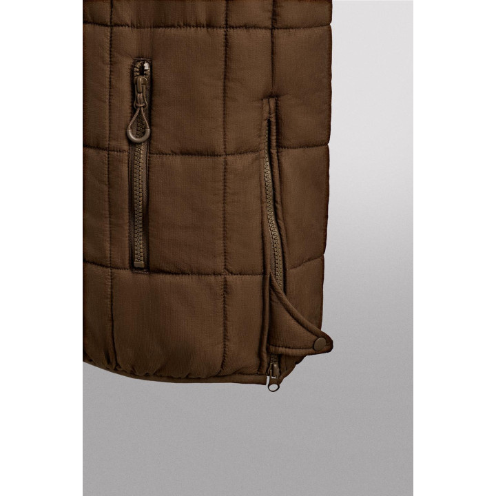 УТЕПЛЕННЫЙ ЖИЛЕТ ИЗ ВЫСОКОТЕХНОЛОГИЧНОЙ ТКАНИ